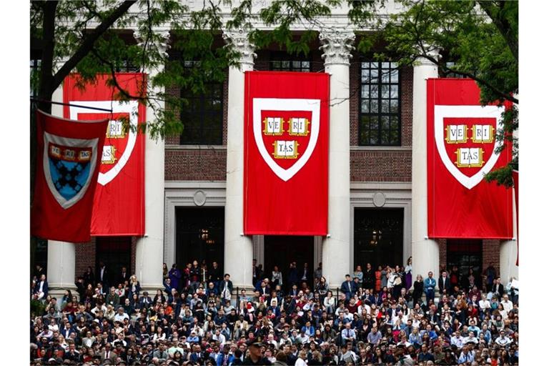 Studierende der Harvard Universität verfolgen im Mai 2019 die Rede von Bundeskanzlerin Merkel. Aufgrund des Coronavirus hat die Elite-Universität Harvard angekündigt, im Wintersemester alle Vorlesungen online abzuhalten. Foto: Omar Rawlings/dpa