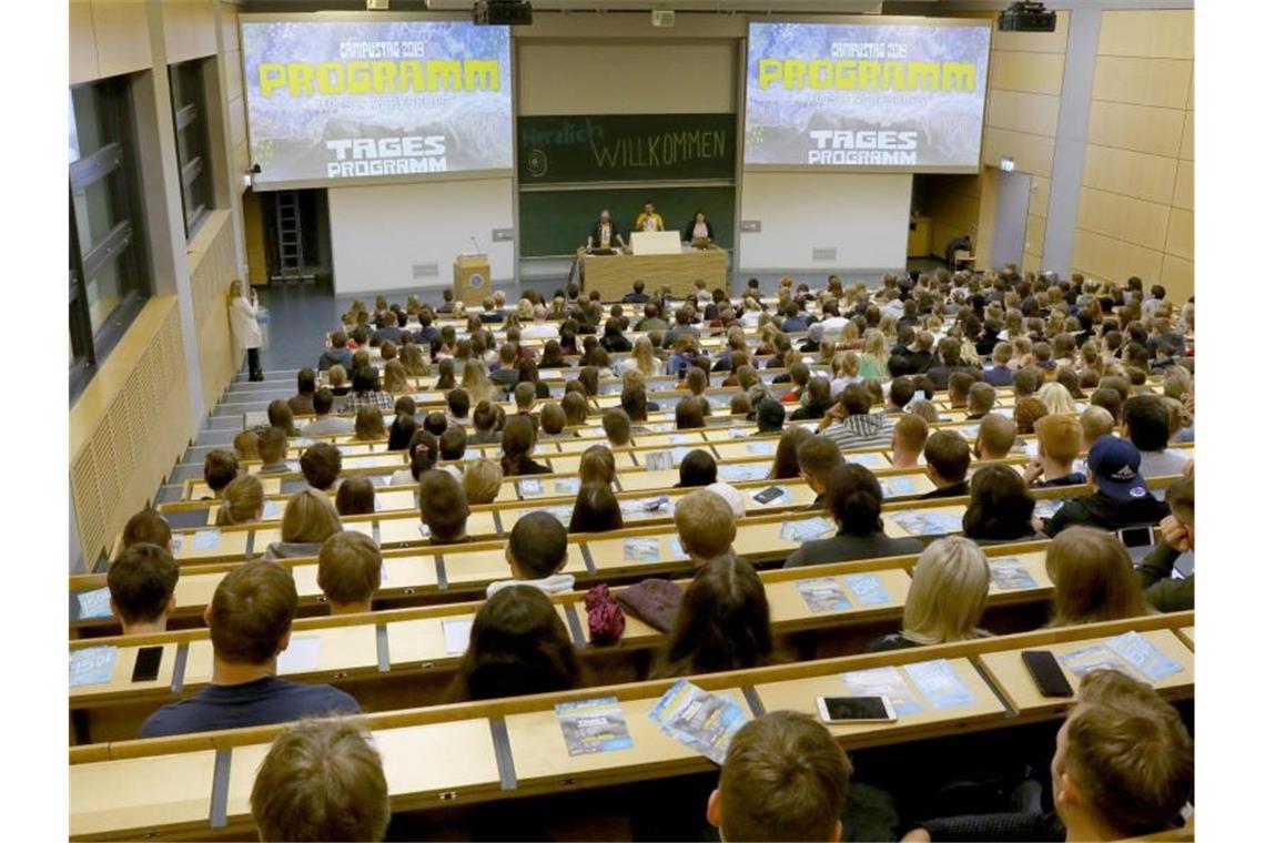 Nicht alle Studierenden haben wieder Lust auf Campus-Leben Studierende nehmen an einer Vorlesung teil. Foto: Bernd Wüstneck/dpa-Zentralbild/dpa/Archivbild