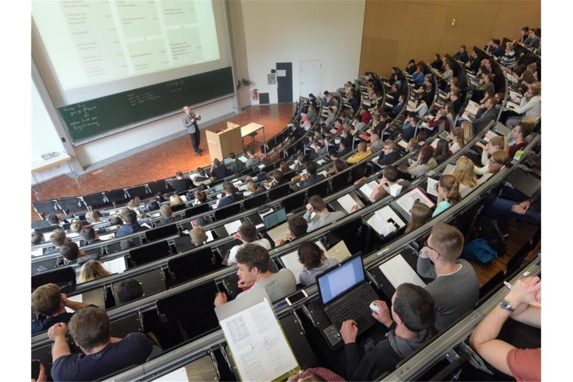 Hochschulen bekommen mehr Geld: Vertrag unterzeichnet Studierende nehmen an einer Vorlesung teil. Foto: Stefan Puchner/dpa/Archivbild