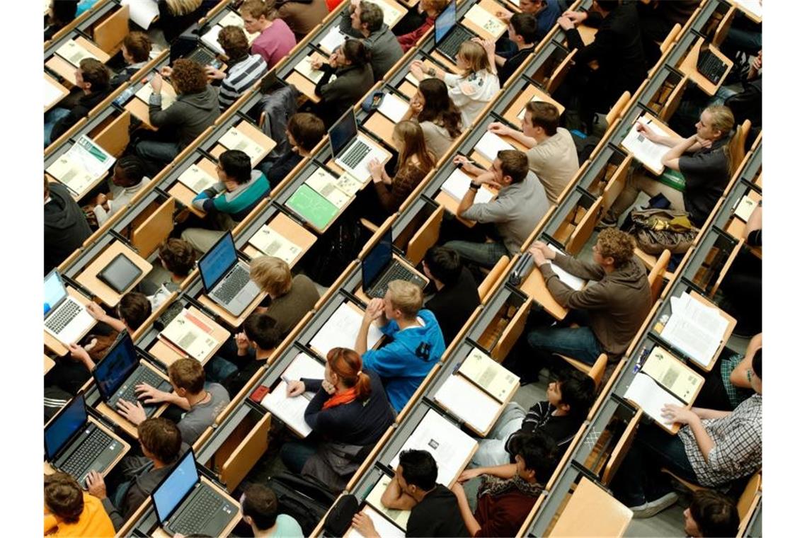 Studierende sitzen in einem Hörsaal. Foto: Peter Kneffel/dpa/Archivbild