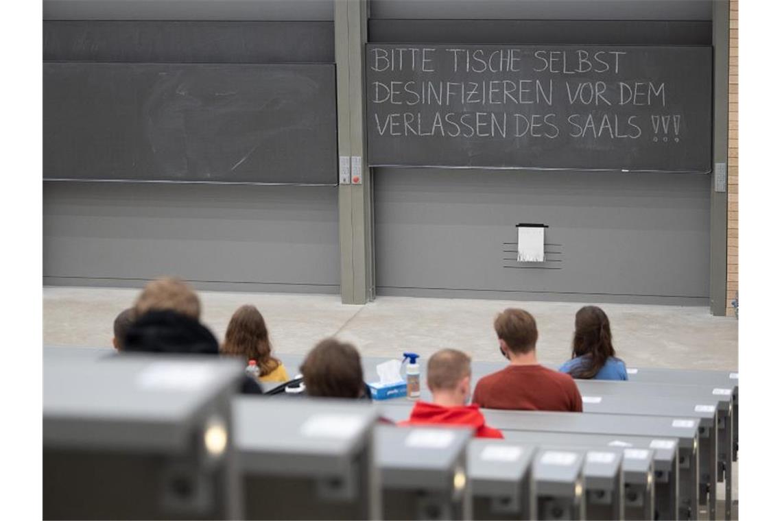 Baden-Württemberg hat fünfthöchste NC-Quote der Bundesländer Studierende sitzen in einem Hörsaal. Foto: Sebastian Gollnow/dpa/Symbolbild