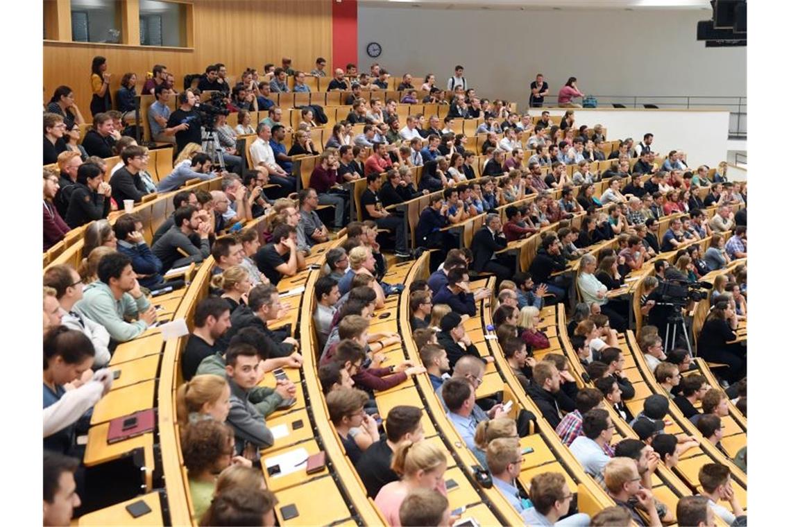 Studierende sitzen in einem Hörsaal. Foto: Uli Deck/dpa/Archivbild