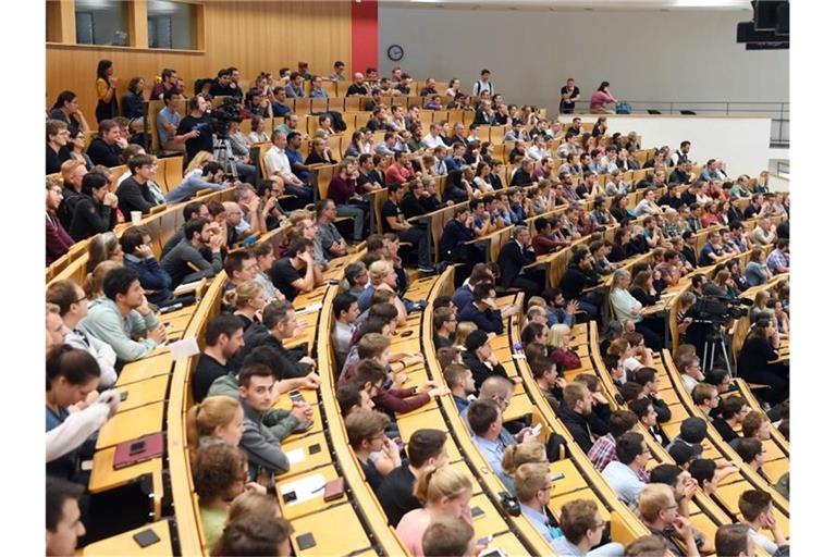 Studierende sitzen in einem Hörsaal. Foto: Uli Deck/dpa/Archivbild