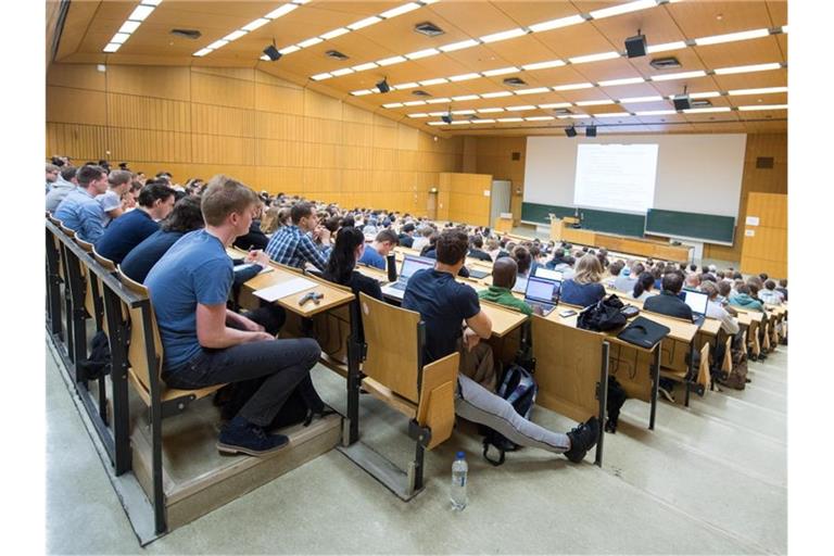 Studierende sitzen in einer Vorlesung. Foto: Sebastian Gollnow/dpa/Archivbild