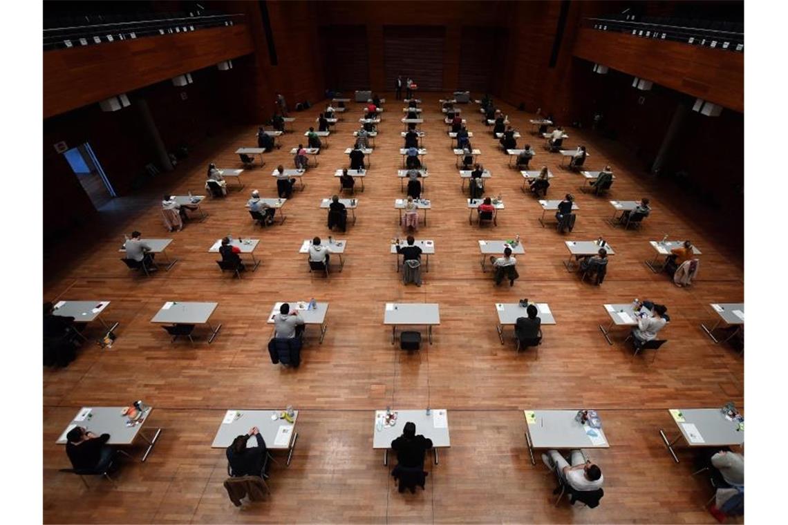Immer mehr Studenten bekommen ein Deutschlandstipendium Studierende sitzen während einer Prüfung in einer Halle. Foto: Martin Schutt/dpa-Zentralbild/dpa