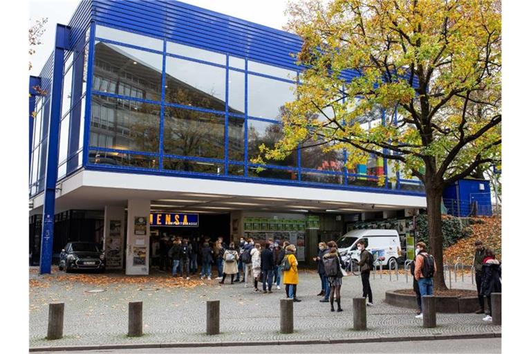 Studierende stehen in einer Schlange vor der Mensa in der Freiburger Rempartstraße. Foto: Philipp von Ditfurth/dpa/Archivbild