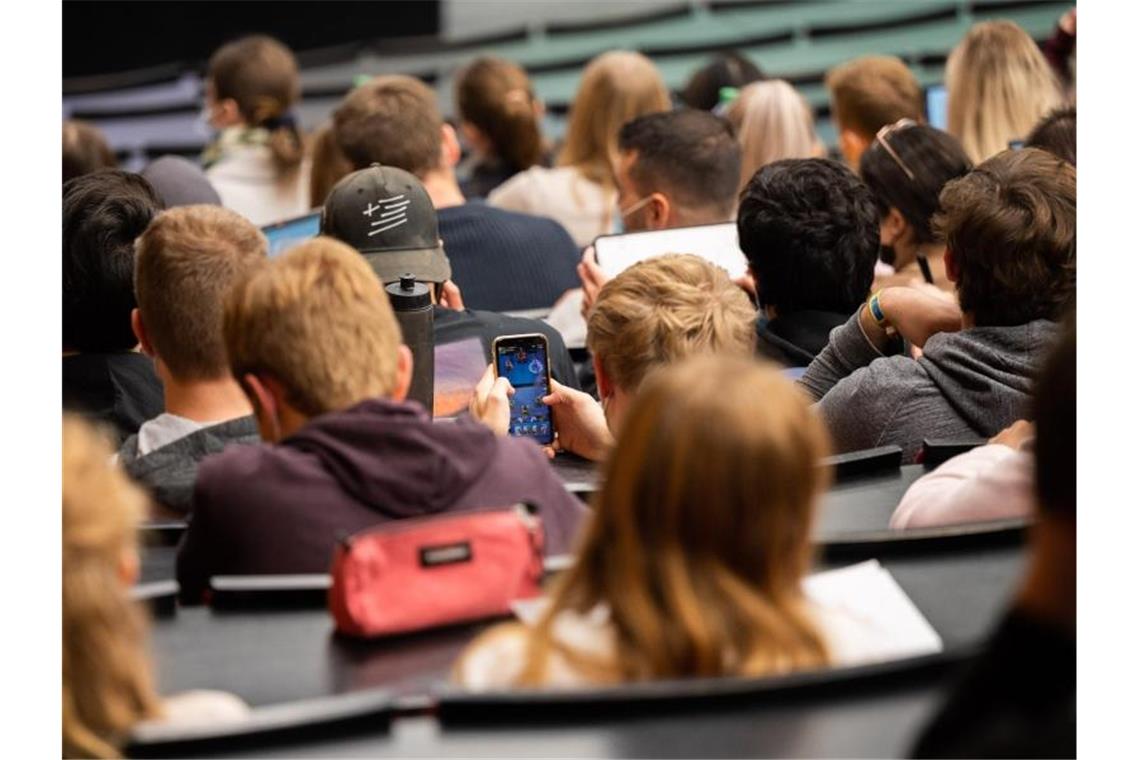 Studierende während einer Vorlesung: Das Deutsche Studentenwerk fordert, dass Hochschulen so lange offen bleiben müssen, wie möglich. Foto: Julian Stratenschulte/dpa