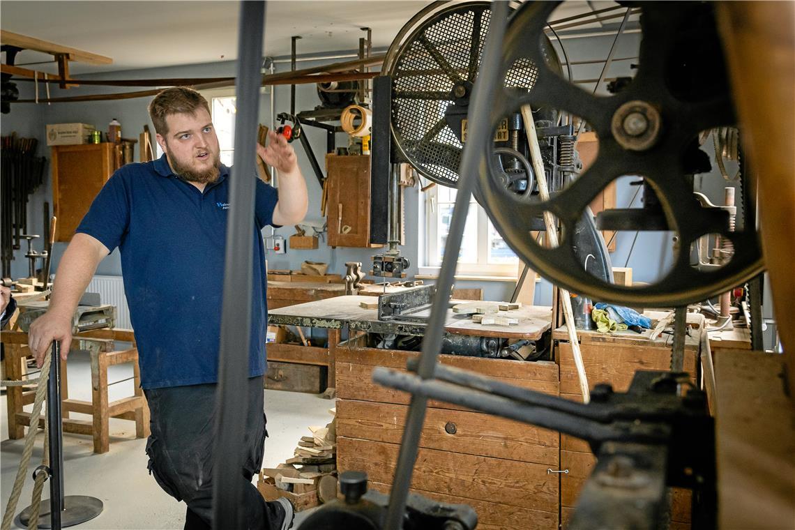 Alte Werkstatt erwacht in Althütte zu neuem Leben Stück für Stück haben Till Semet und weitere Vereinsmitglieder die Werkstatt wieder aufgebaut. Besonders schwer war es, die Transmissionsriemen richtig anzuordnen. Denn alle Maschinen werden von nur einem Motor (hinten Mitte) angetrieben. Fotos: Alexander Becher
