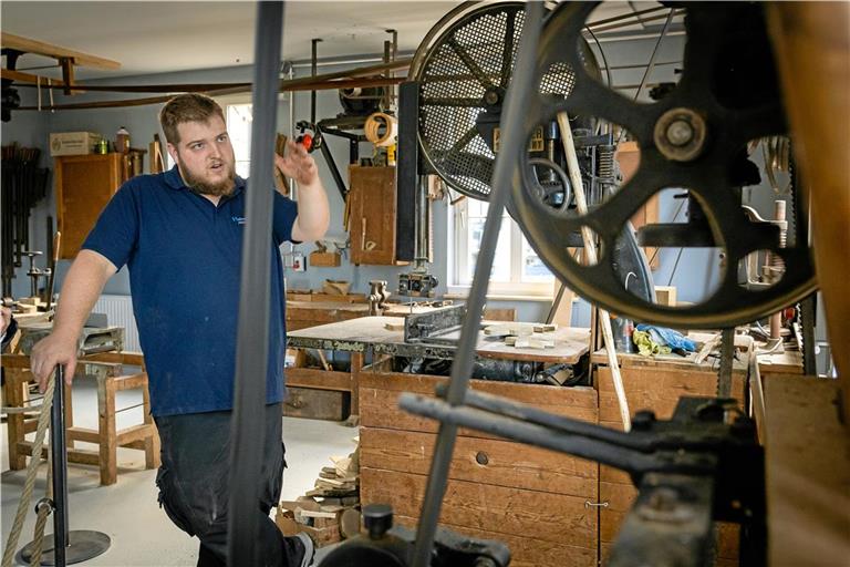 Stück für Stück haben Till Semet und weitere Vereinsmitglieder die Werkstatt wieder aufgebaut. Besonders schwer war es, die Transmissionsriemen richtig anzuordnen. Denn alle Maschinen werden von nur einem Motor (hinten Mitte) angetrieben. Fotos: Alexander Becher