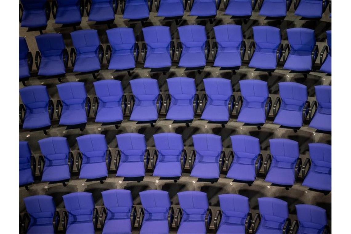 Stühle für die Abgeordneten im Plenarsaal des Bundestages. Foto: Michael Kappeler/dpa