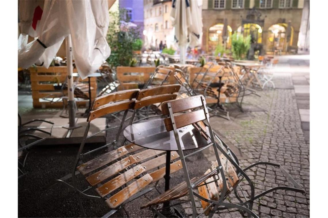 Stühle im Außenbereich eines Restaurants. Foto: Sebastian Gollnow/dpa