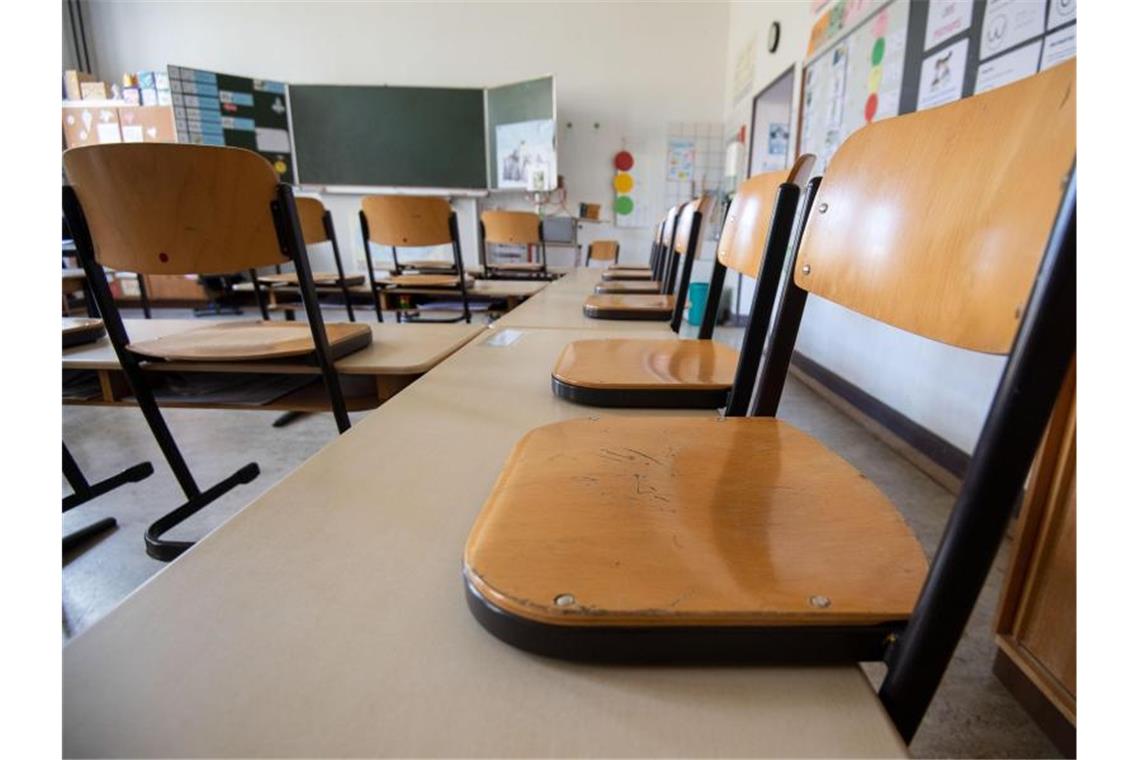Stühle in einem leeren Klassenzimmer. Foto: Marijan Murat/dpa/Symbolbild