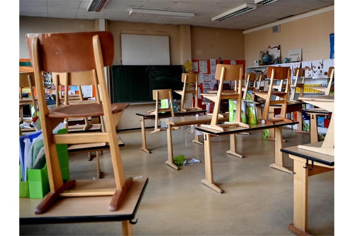 Schärfere Corona-Regeln geplant - Lockerungen an Weihnachten Stühle sind in einem Klassenzimmer hochgestellt. Foto: Britta Pedersen/dpa-Zentralbild/dpa