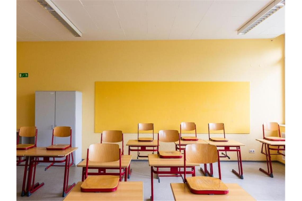Mehr Kinder fehlen unerlaubt in der Schule Stühle stehen auf den Tischen in einem leeren Klassenzimmer. Foto: Philipp von Ditfurth/dpa/Symbolbild