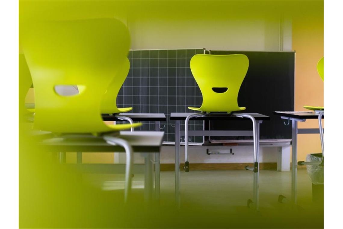 Stühle stehen auf Tischen in einem leeren Klassenzimmer einer Realschule. Foto: Philipp von Ditfurth/dpa