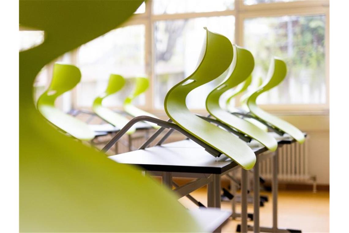 Drei Viertel der Schulen zu - GEW: „Mehr Chaos geht nicht“ Stühle stehen auf Tischen in einem leeren Klassenzimmer. Foto: Philipp von Ditfurth/dpa