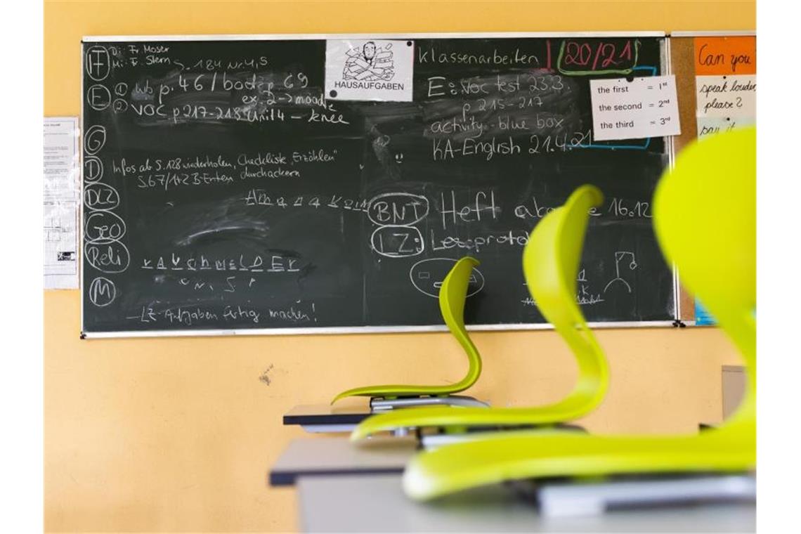 Wechselunterricht in fast jedem zweiten Kreis in Sicht Stühle stehen auf Tischen in einem leeren Klassenzimmer einer Realschule. Foto: Philipp von Ditfurth/dpa/Illustration