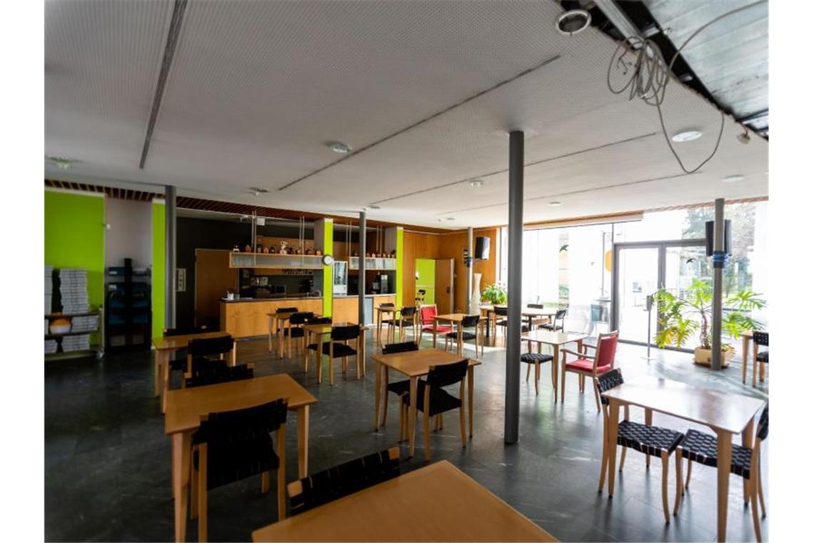 Streit um gemeinsames Essen in Baden hat Symbolkraft Stühle stehen im leeren Café KaffeeMühle des Seniorenzentrums Mühlehof. Foto: Philipp von Ditfurth/dpa/Archivbild