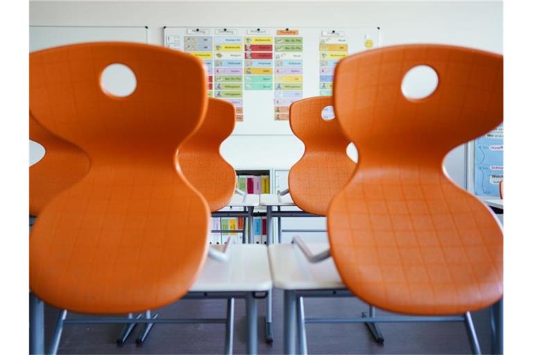 Stühle stehen in einem Klassenraum auf Tischen. Foto: Uwe Anspach/dpa/Symbolbild