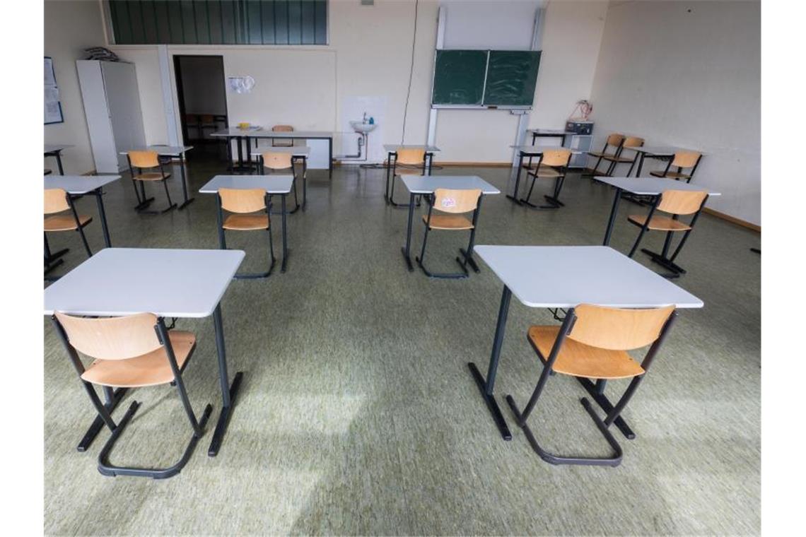Stühle stehen in einem Klassenraum der Robert Bosch Gesamtschule Hildesheim, in dem ab dem 19. April Abiturprüfungen ablegt werden sollen. Foto: Julian Stratenschulte/dpa