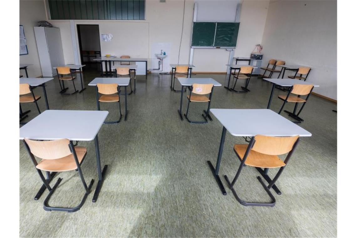 Zahl der Schulabbrecher könnte sich verdoppeln Stühle stehen in einem Klassenraum der Robert Bosch Gesamtschule Hildesheim, in dem ab dem 19. April Abiturprüfungen ablegt werden sollen. Foto: Julian Stratenschulte/dpa