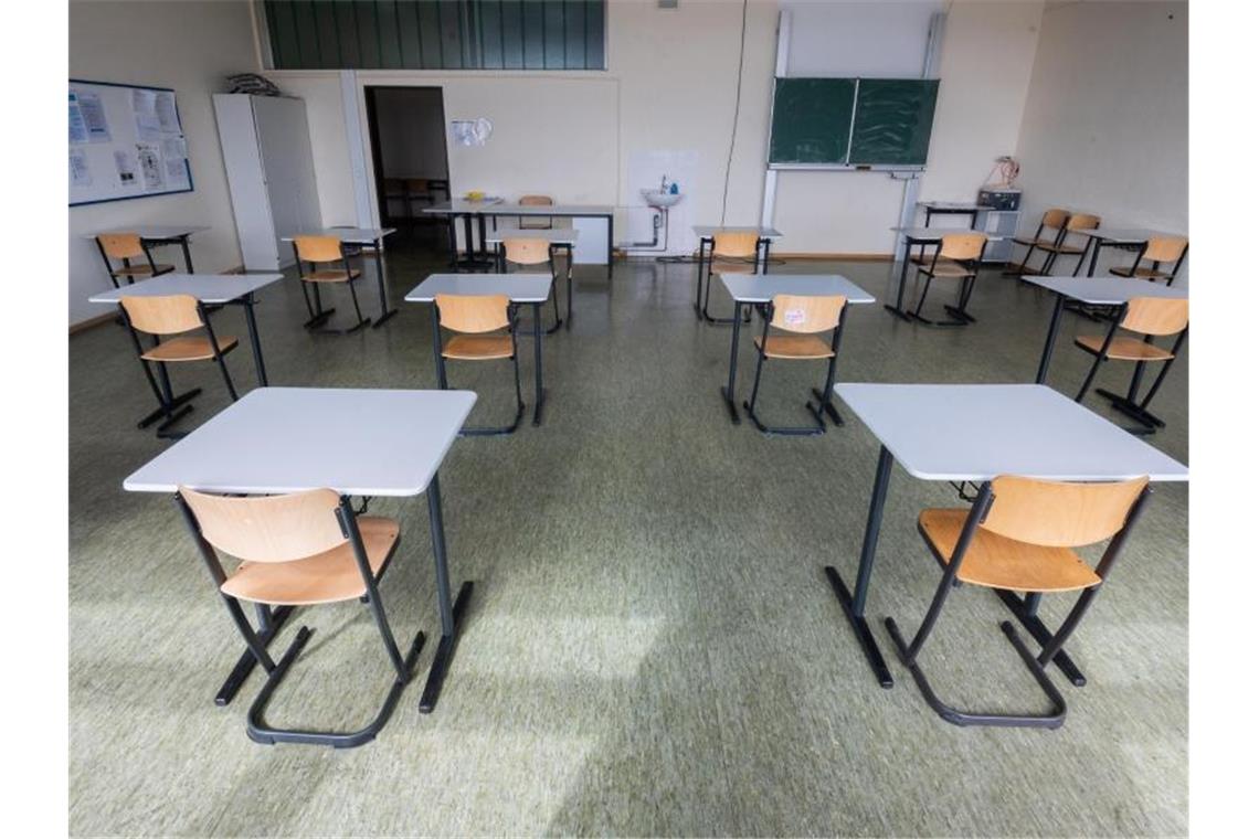 Stühle stehen in einem Klassenraum der Robert Bosch Gesamtschule Hildesheim. Foto: Julian Stratenschulte/dpa