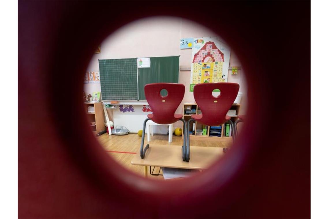 Psychiater: Lockdown macht Jugendliche krank Stühle stehen in einem Klassenzimmer einer ersten Klasse auf Tischen. Foto: Marijan Murat/dpa/Symbolbild