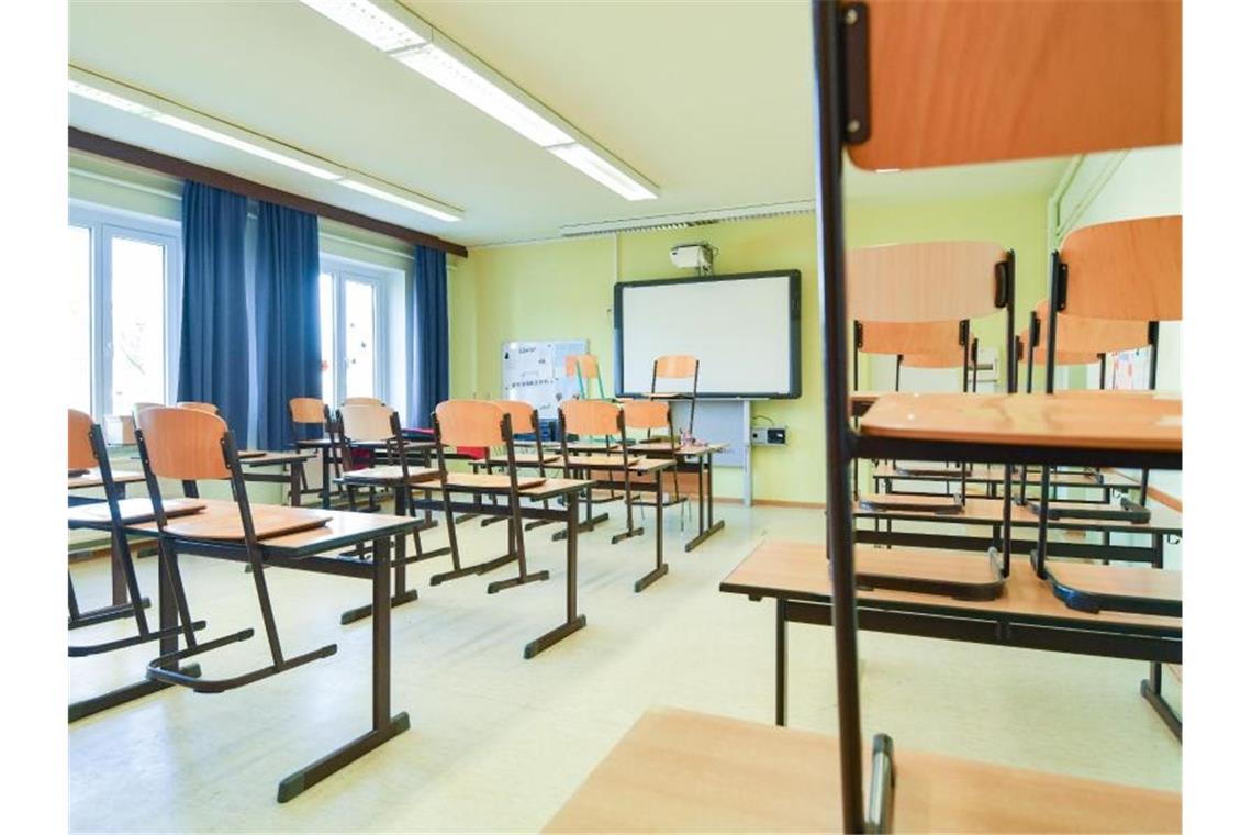 Stühle stehen in einem leeren Klassenraum auf den Tischen. Foto: Patrick Pleul/dpa-Zentralbild/dpa/Symbolbild