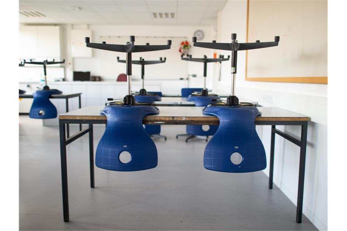 Wie geht es mit dem Schulunterricht weiter? Stühle stehen in einem leeren Klassenzimmer in einem Gymnasium auf den Tischen, da der Unterricht in der Corona-Zeit ausgefallen ist. Foto: Jonas Güttler/dpa