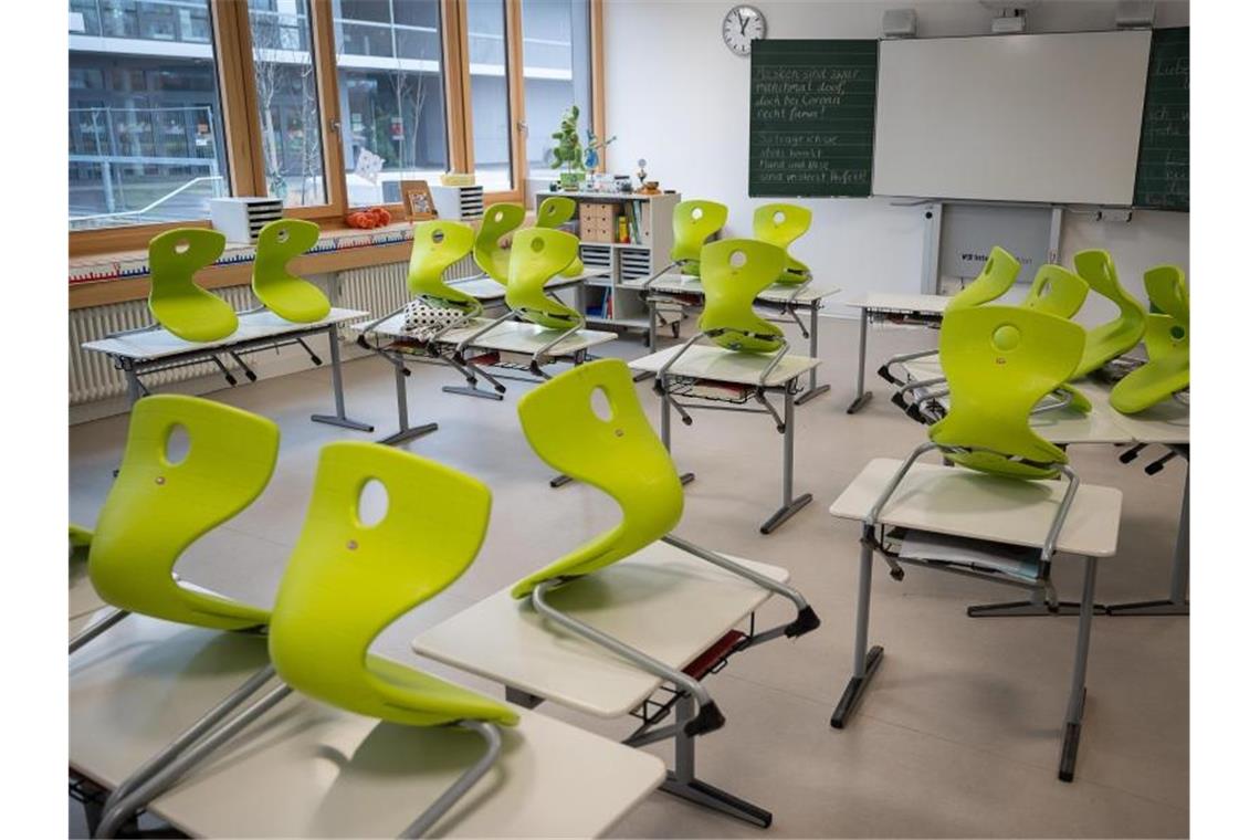Stühle stehen in einer Gemeinschaftsschule in einer Grundschulklasse in Baden-Württemberg auf den Tischen. Foto: Sebastian Gollnow/dpa