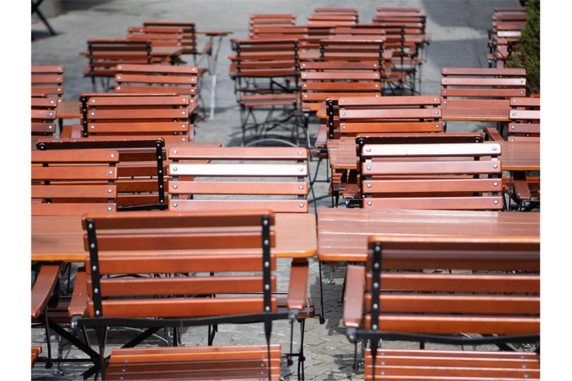 Stühle und Tische eines geschlossenen Restaurants. Foto: Sebastian Gollnow/dpa/Archivbild