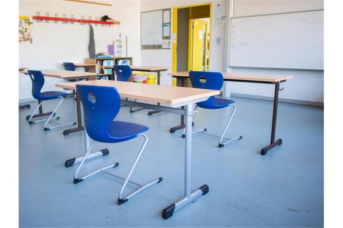 Stühle und Tische in einem Klassenraum. Foto: Julian Stratenschulte/dpa