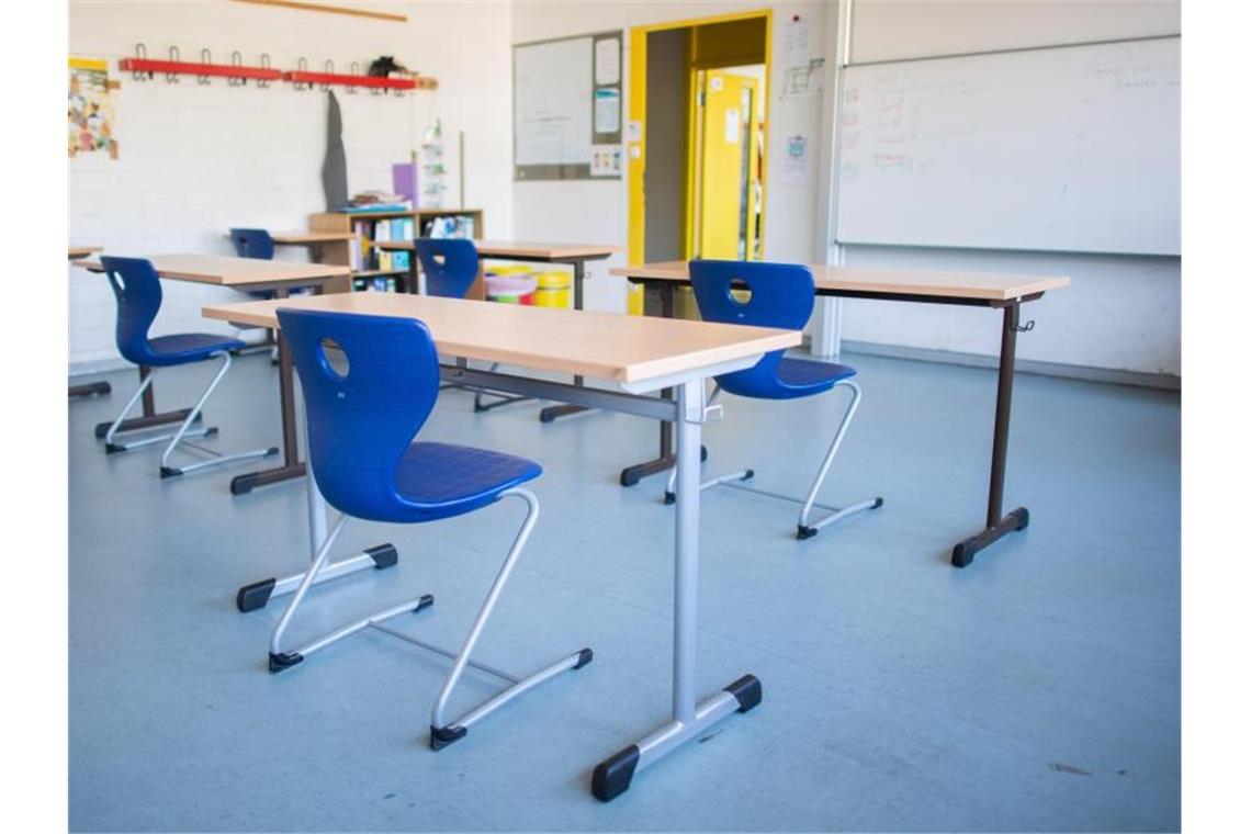 Streit über Tempo bei Schul- und Kitaöffnungen Stühle und Tische in einem Klassenraum. Foto: Julian Stratenschulte/dpa