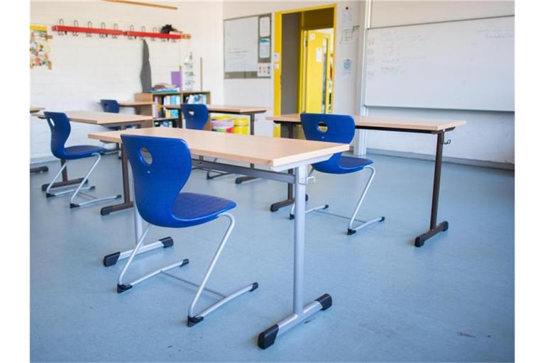 Stühle und Tische in einem Klassenraum. Foto: Julian Stratenschulte/dpa