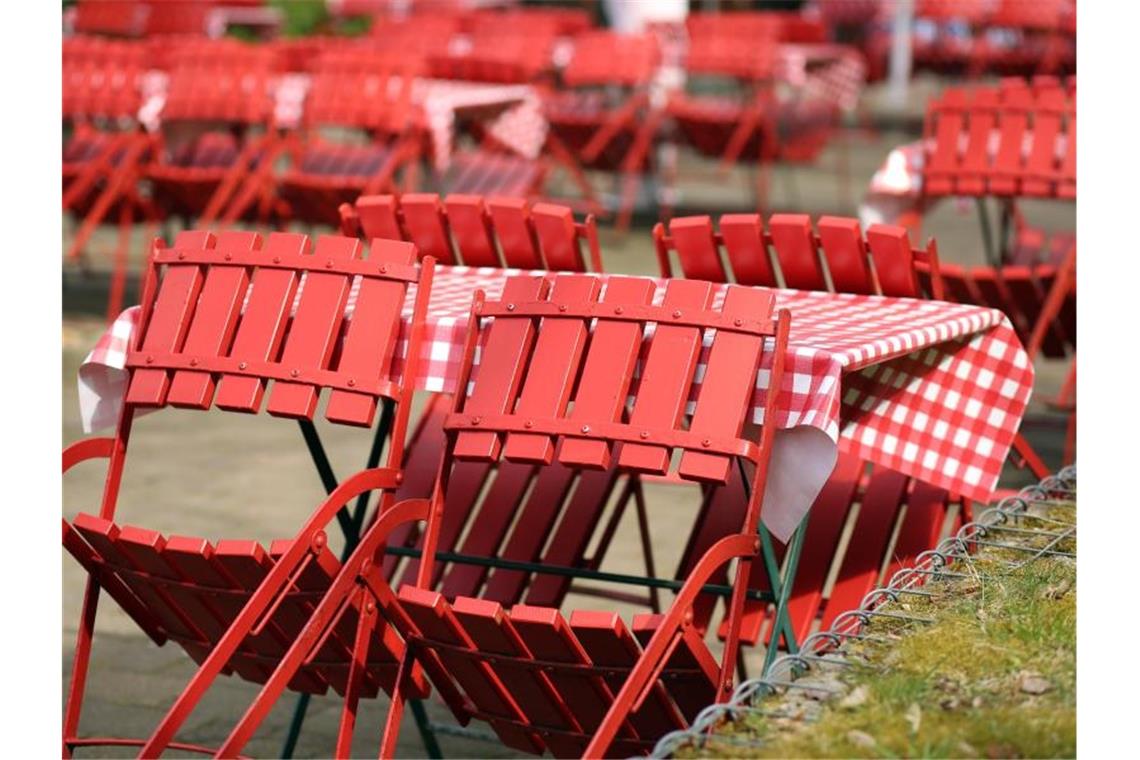 Stühle und Tische stehen auf einer Außengastronomiefläche eines Ausflugslokales. Foto: Matthias Bein/dpa-Zentralbild/dpa