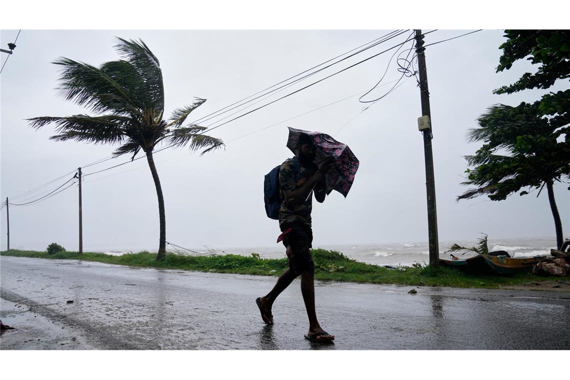 Stürme und heftige Regenfälle haben große Teile der Insel in Südasien erfasst.