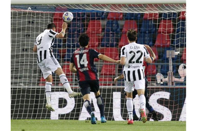 Stürmer Alvaro Morata (l) trifft per Kopf zur 2:0-Führung von Juventus Turin beim FC Bologna. Foto: Michele Nucci/LaPresse via ZUMA Press/dpa