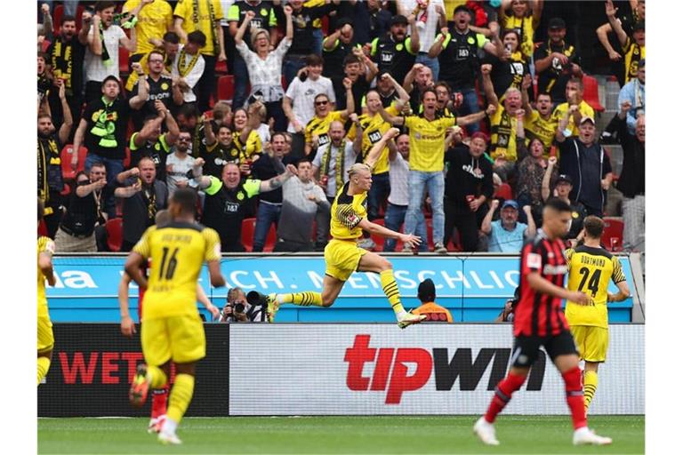 Stürmer Erling Haaland (M) war erneut der Dortmunder Matchwinner. Foto: Rolf Vennenbernd/dpa