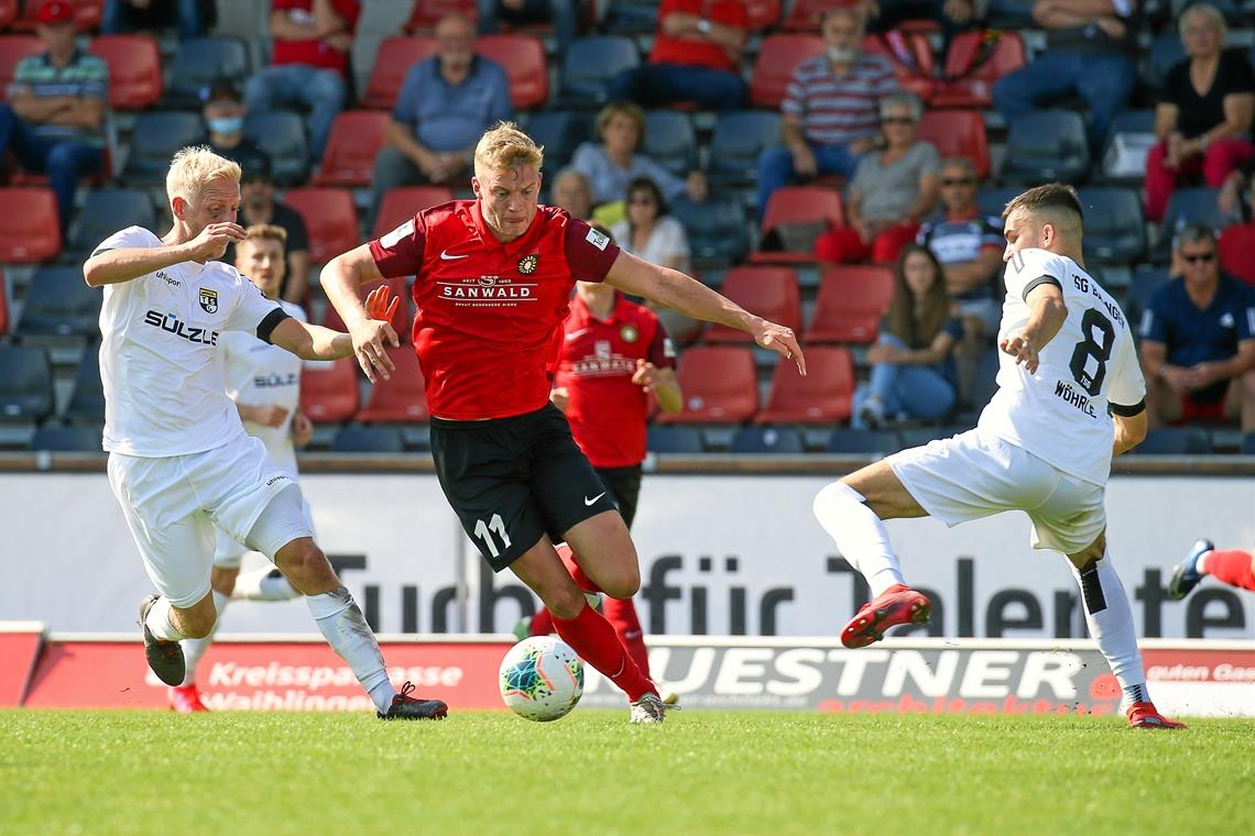 Stürmer Jan Ferdinand (am Ball) trifft mit Großaspach auf Stadtallendorf. Foto: A. Becher