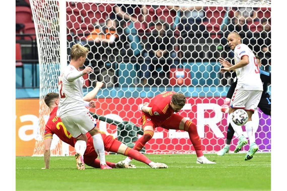 Stürmer Kasper Dolberg (2.v.l) erzielt sehenswert das Tor zur dänischen 1:0-Führung. Foto: Olaf Kraak/Pool EPA/dpa