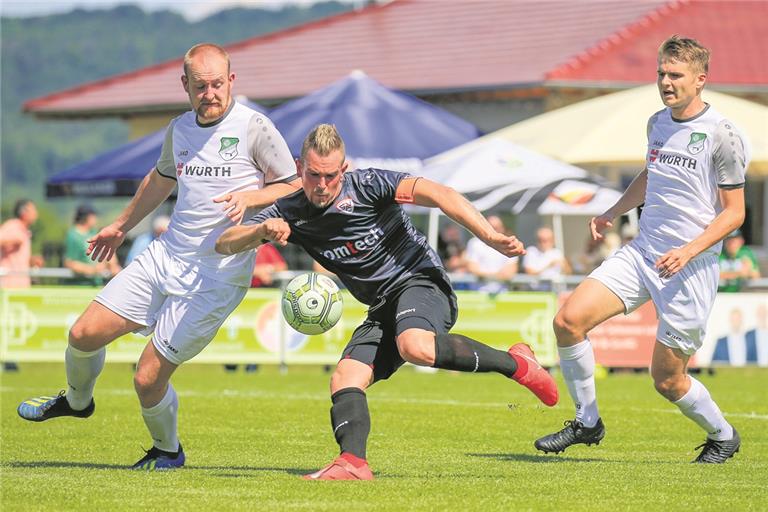 Stürmer Kim Schmidt (Mitte) hat alle 30 Landesliga-Spiele absolviert und ist mit 16 Treffern der beste SVA-Torschütze. Foto: A. Becher