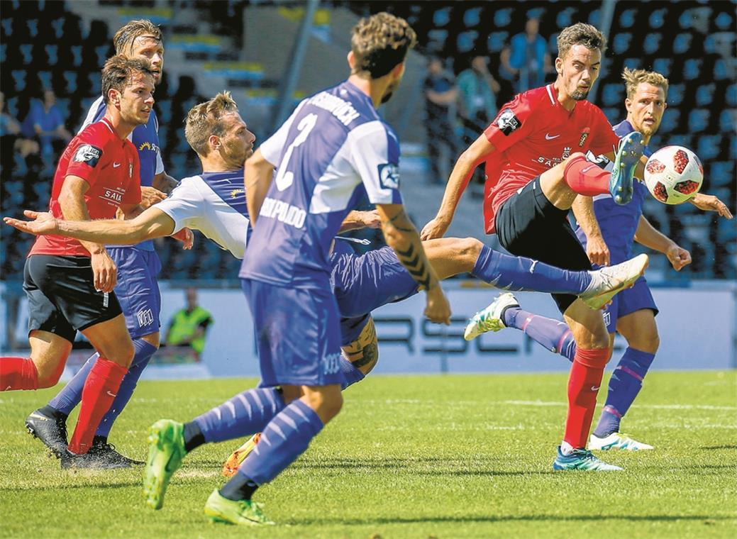 Ohne Hingerl, aber mit viel Selbstvertrauen Stürmer Marco Hingerl (beim Schuss) wird mindestens drei Monate für die Großaspacher nicht am Ball sein.Foto: A. Becher
