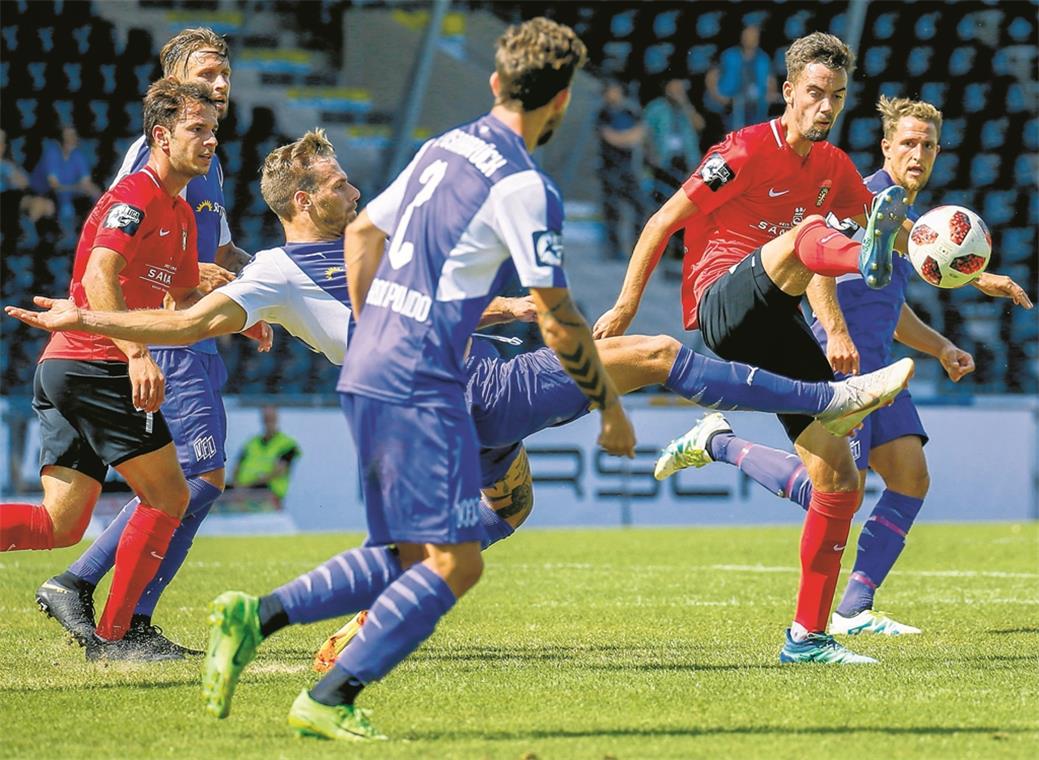 Stürmer Marco Hingerl (beim Schuss) wird mindestens drei Monate für die Großaspacher nicht am Ball sein.Foto: A. Becher