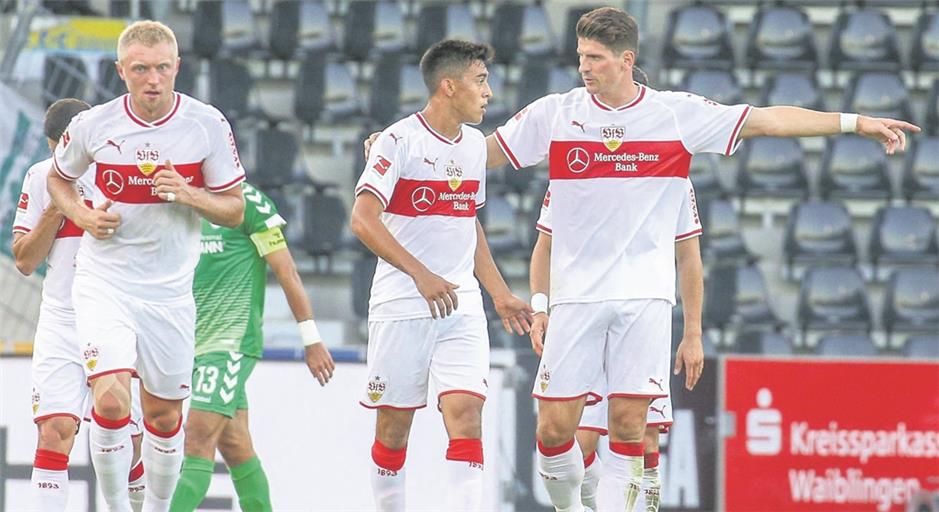 Stürmer Mario Gomez (rechts) wirkte in Großaspach nach seinen beiden Treffern im Spiel gegen Greuther Fürth erleichtert.Fotos: A. Becher