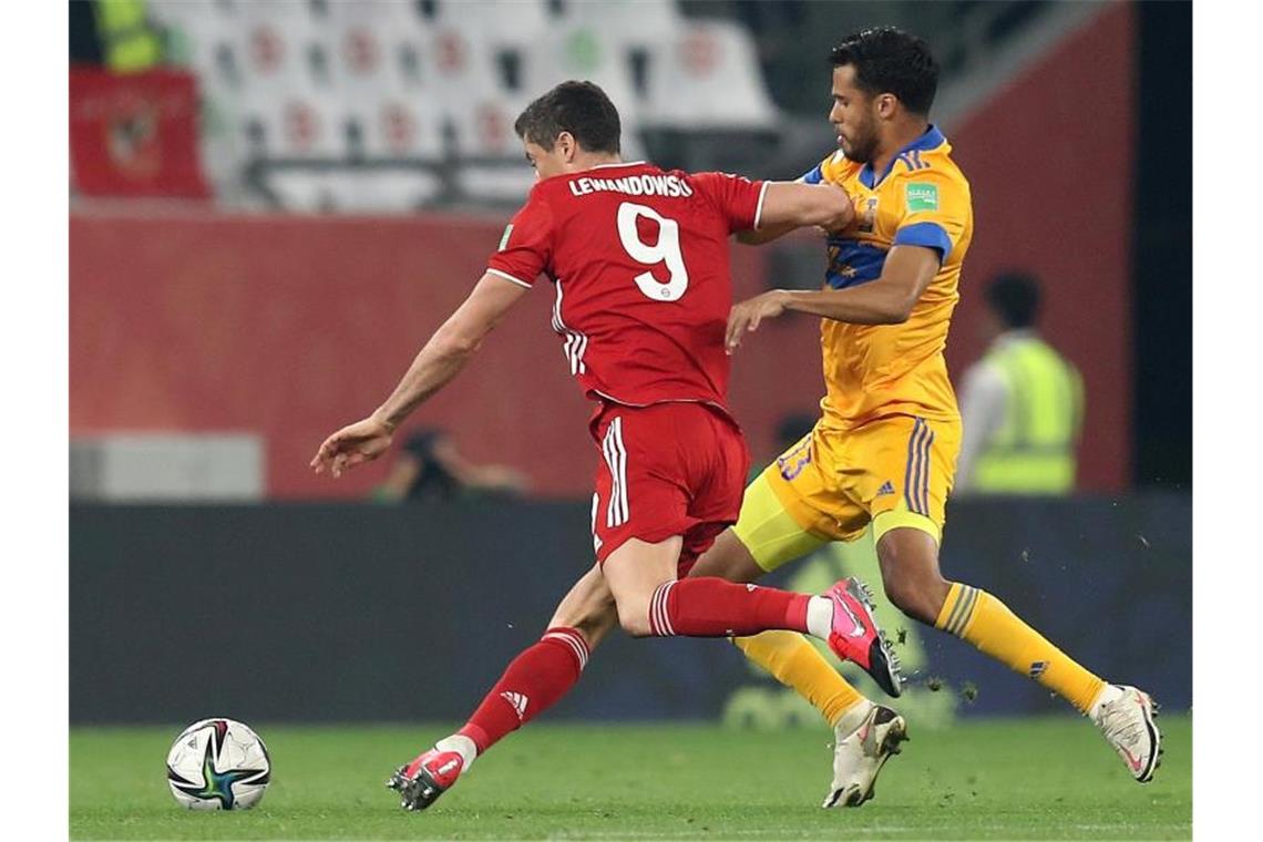 Bayern feiern Titel-Sixpack nach Müller-Wirbel Stürmer Robert Lewandowski (l) blieb im Finale harmlos. Foto: Mahmoud Hefnawy/dpa