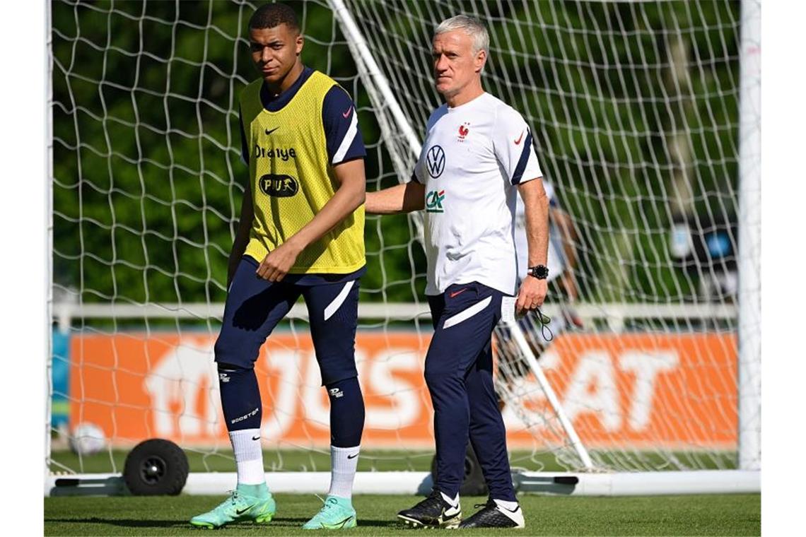 Genie und Diva: Mbappé und der Zwiespalt vor dem DFB-Spiel Stürmer-Star und Frankreich-Coach: Kylian Mbappé (l) und Didier Deschamps. Foto: Franck Fife/AFP/dpa