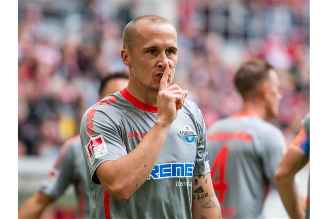 Terodde stellt Tor-Rekord ein - St. Pauli spitze Stürmer Sven Michel traf beim 2:3-Auswärtserfolg der Paderborner in Düsseldorf doppelt. Foto: Marius Becker/dpa
