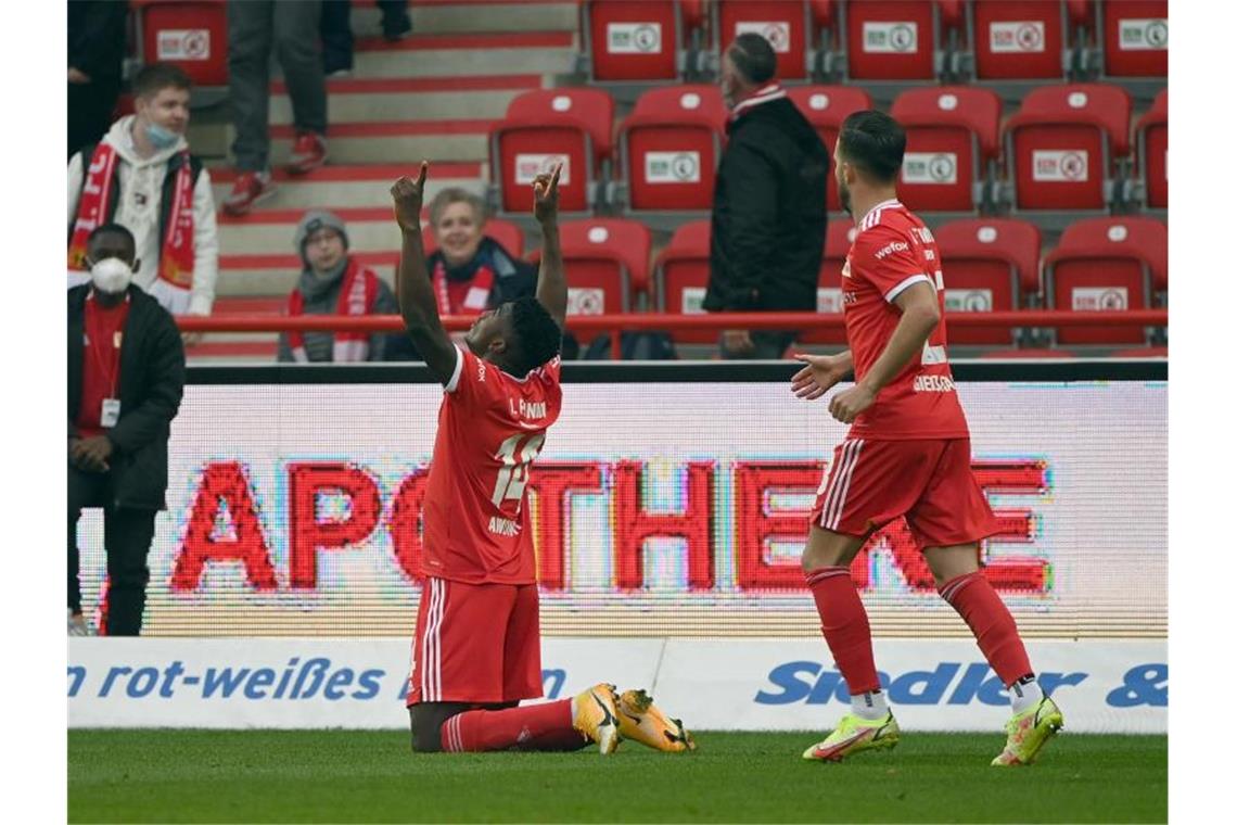 Stürmer Taiwo Awoniyi (l) brachte den 1. FC Union mit seinem Treffer gegen den VfL Wolfsburg auf die Siegerstraße. Foto: Matthias Koch/dpa