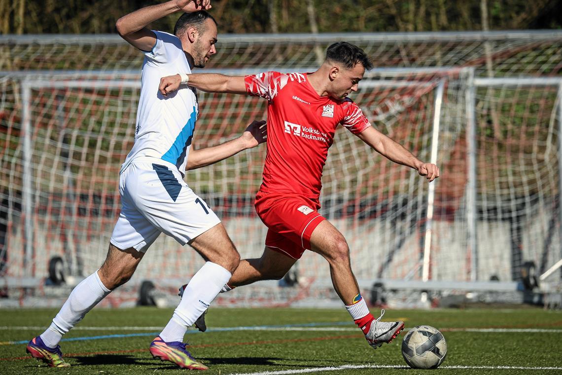 Winterzugänge sind bei der TSG Backnang nicht ausgeschlossen Stürmer Tim Pöhler (rechts) wird bei der TSG derzeit schmerzlich vermisst. Fotos: Alexander Becher