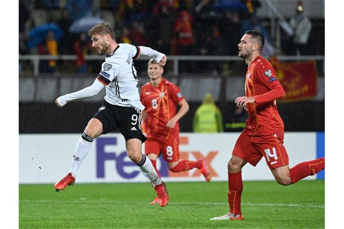 Fünfter Flick-Sieg bringt WM-Ticket: Werner-Tore beim 4:0 Stürmer Timo Werner (l) belohnt sich für eine engagierte Leistung mit dem Treffer zum 2:0. Foto: Federico Gambarini/dpa